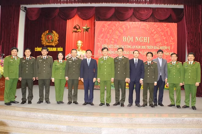 Thứ trưởng Nguyễn Duy Ngọc, đồng chí Đỗ Trọng Hưng, đồng chí Đỗ Minh Tuấn với các đại biểu