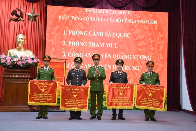 Thứ trưởng Nguyễn Duy Ngọc trao Cờ Thi đua của Bộ Công an cho các đơn vị
