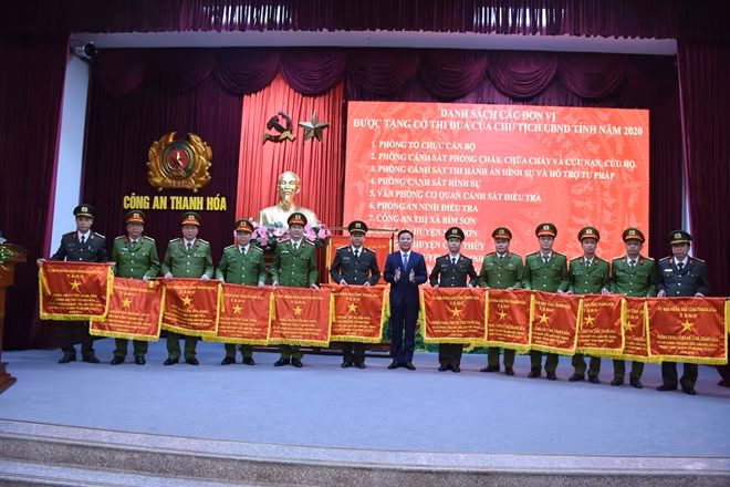 Đồng chí Đỗ Trọng Hưng trao Cờ Thi đua của UBND tỉnh Thanh Hoá tặng các đơn vị