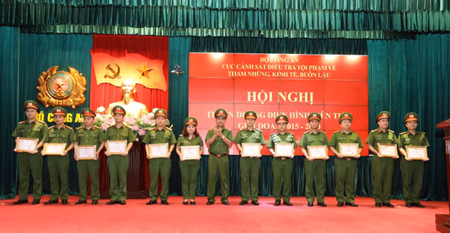 Ban Tổ chức trao Giấy khen của Cục trưởng Cục CSKT tặng các cá nhân Ban Tổ chức trao Giấy khen của Cục trưởng Cục CSKT tặng các cá nhân