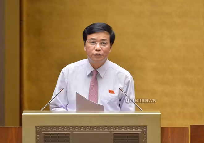 Tổng Thư ký Quốc hội Nguyễn Hạnh Phúc trình bày dự thảo Nghị quyết