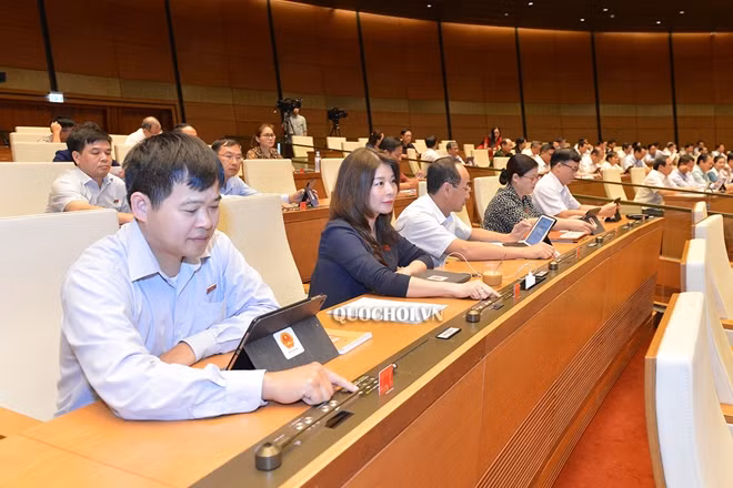 Các đại biểu bấm nút thông qua Nghị quyết