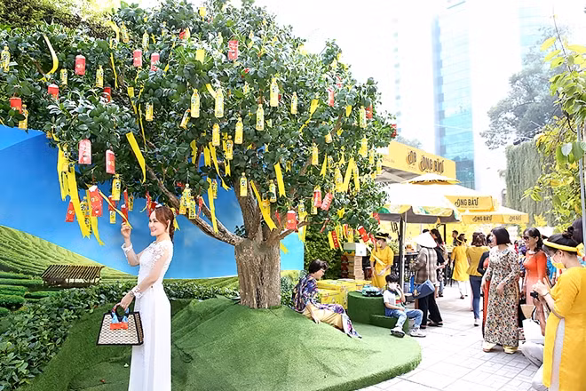 Chiếc áo dài luôn là hình ảnh quen thuộc.