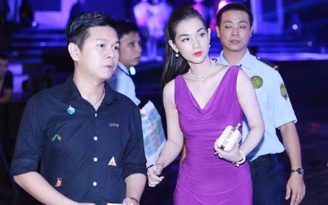 Quỳnh Chi và chồng sánh bước bên nhau trong một sự kiện.