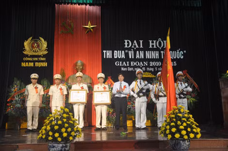 Thừa ủy quyền Chủ tịch nước, Đồng chí Bùi Đức Long, Phó Chủ tịch thường trực UBND tỉnh trao Huân chương Chiến công hạng Nhất cho Phòng Cảnh sát điều tra tội phạm về ma túy - Công an tỉnh Nam Định