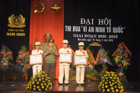 Trung tướng Lê Văn Đệ, Phó Tổng cục trưởng Tổng cục Chính trị trao tặng danh hiệu Chiến sĩ thi đua toàn lực lượng cho 3 cá nhân xuất sắc.