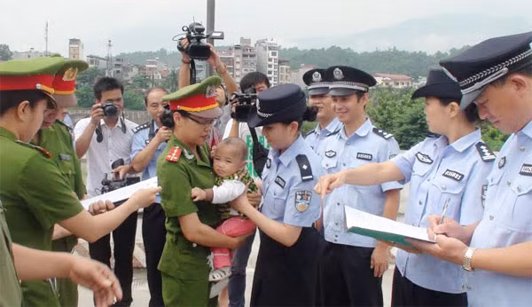 Hình ảnh tại buổi tiếp nhận nạn nhân do Cục CA Hà Khẩu, Trung Quốc trao trả. Hình ảnh tại buổi tiếp nhận nạn nhân do Cục CA Hà Khẩu, Trung Quốc trao trả.