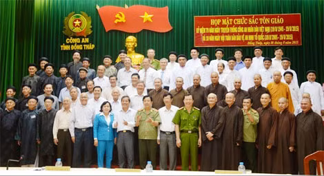 Ban Giám đốc chụp ảnh lưu niệm cùng các chức sắc, chức việc các tôn giáo tại buổi họp mặt.
