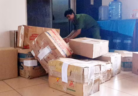 Lực lượng Công an tạm giữ một số lượng lớn đông dược và thực phẩm chức năng không rõ nguồn gốc của nhà thuốc Vạn Tế Hưng.