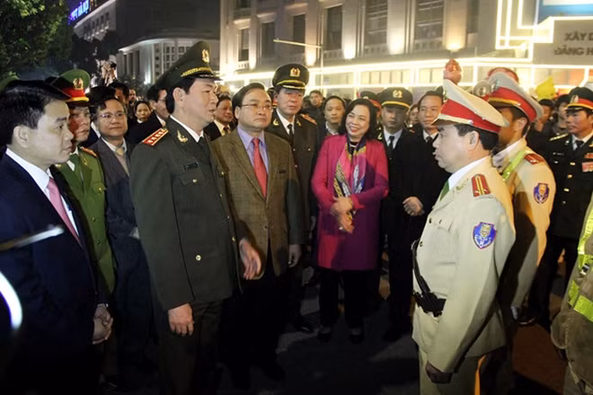 Đại tướng Trần Đại Quang với cán bộ, chiến sĩ làm nhiệm vụ bảo vệ an ninh, trật tự tại khu vực hồ Hoàn Kiếm.