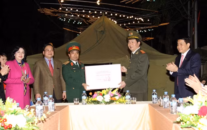 Đại tướng Trần Đại Quang trao quà tặng cán bộ, chiến sĩ Bộ Tư lệnh Thủ đô.