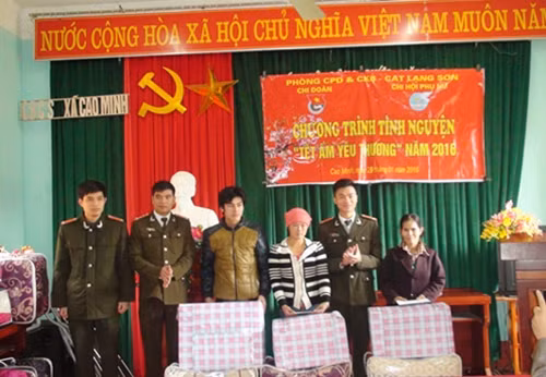 Đoàn viên chi đoàn đơn vị Phòng chống phản động và chống khủng bố Công an tỉnh trao quà cho hộ nghèo tại xã Cao Minh.