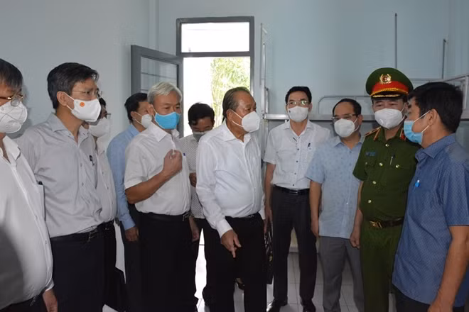 Phó Thủ tướng Thường trực Trương Hòa Bình cùng đoàn công tác đến kiểm tra thực tế cơ sở Ký túc xá của Trường Đại học Mở TP Hồ Chí Minh (cơ sở 2 - Long Bình Tân) dự kiến được sử dụng làm bệnh viện dã chiến điều trị bệnh nhân COVID-19.