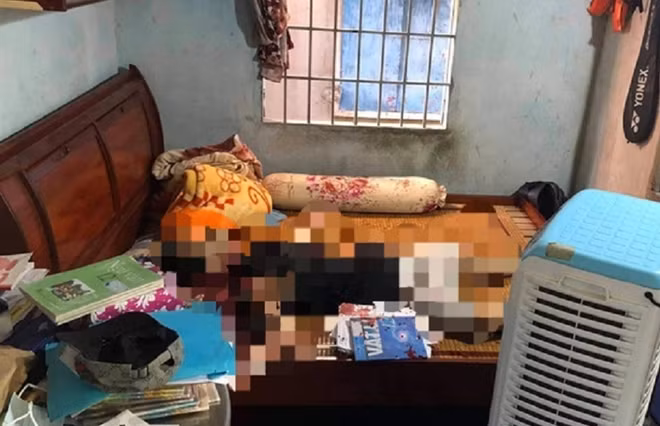 Hiện trường em H. tử vong trên giường, bên cạnh là tập sách.