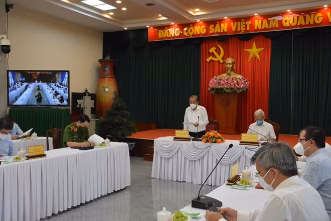 Phó Thủ tướng Thường trực Trương Hòa Bình phát biểu với lãnh đạo tỉnh Đồng Nai.