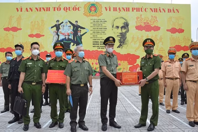Thứ trưởng Lê Quốc Hùng trao 50 phần quà tặng CBCS trực tại các chốt, trạm phòng, chống dịch của Công an tỉnh Đồng Nai.
