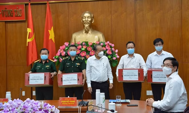 Phó Thủ tướng Thường trực Trương Hòa Bình đã trao tặng 50 phần quà cho Tỉnh ủy, UBND tỉnh Bà Rịa – Vũng Tàu.