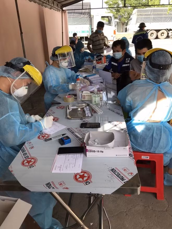 Cán bộ chiến sĩ Bệnh xá Công an tỉnh BR-VT tham gia test nhanh tại các chốt kiểm soát.
