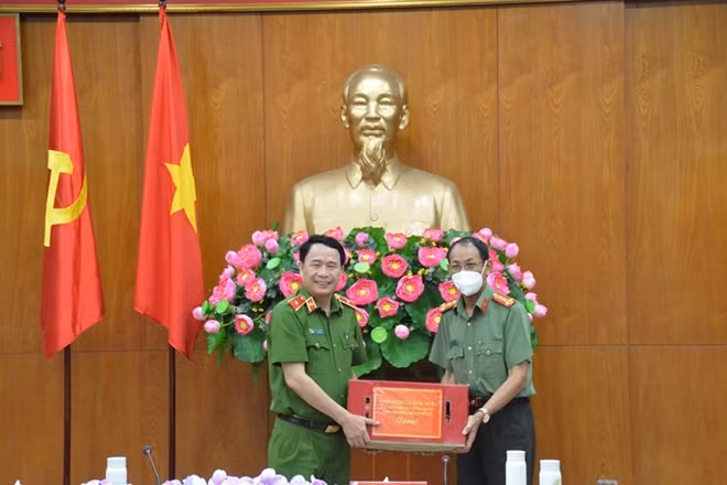 Thứ trưởng Lê Quốc Hùng trao tặng Công an tỉnh Bà Rịa – Vũng Tàu 50 phần quà tặng.