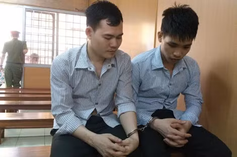 Hai bị cáo tại tòa.