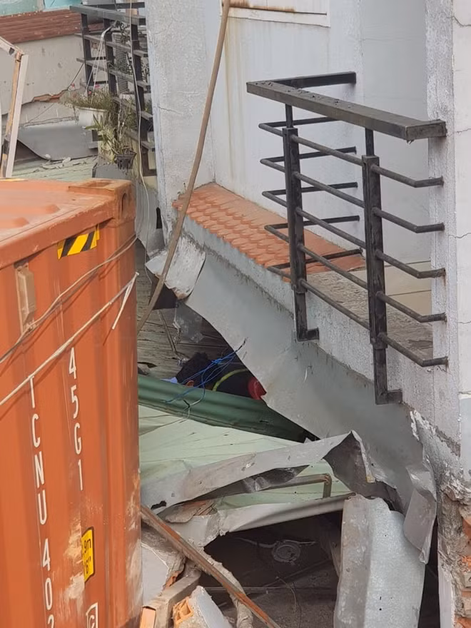 Ba căn nhà bị hư hỏng nặng