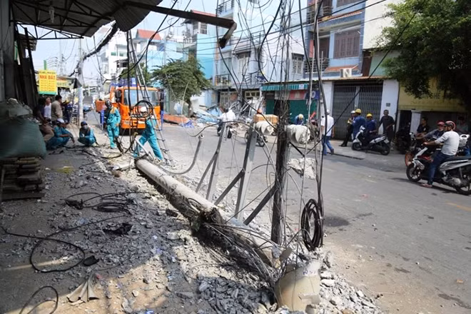 Cột điện gãy sau va chạm
