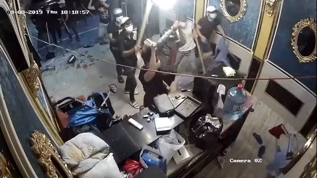 Rồi xông vào bên trong nhà hàng đập phá