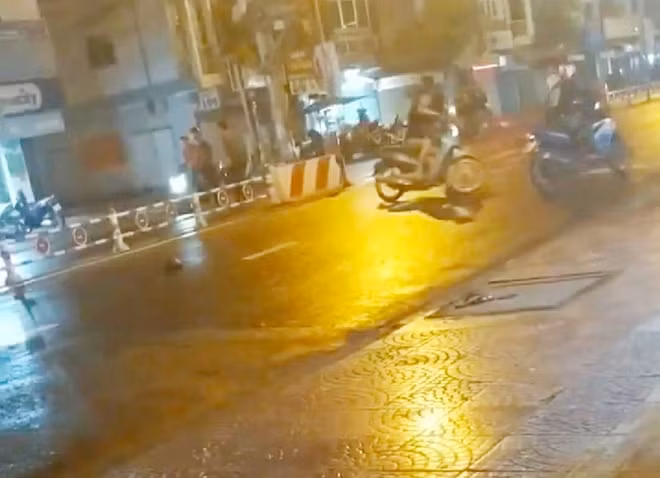 Hai nhóm đuổi chém nhau gây náo loạn đường phố