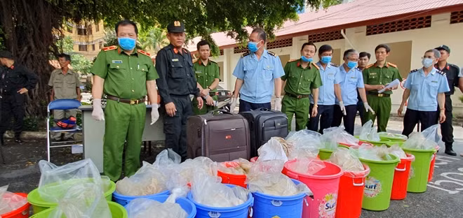 Hàng chục thùng nhựa loại 60 lít mới có thể chứa hết lượng ma túy trên