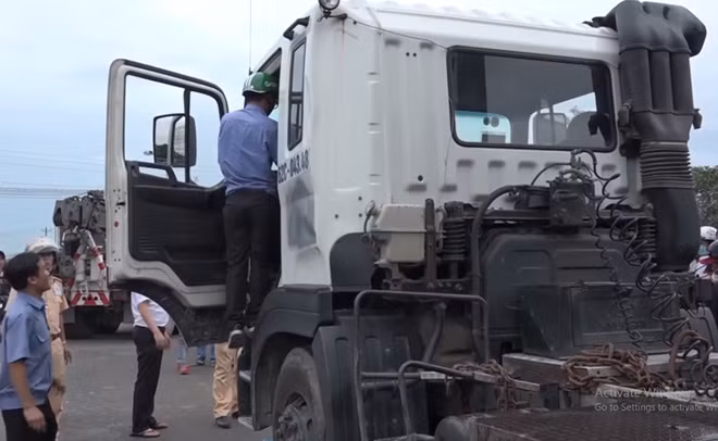 Chiếc xe đầu kéo gây tai nạn được khám nghiệm kỹ càng