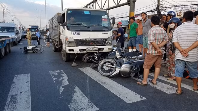 Hiện trường vụ xe tải tông hàng loạt xe máy trên Ql1A
