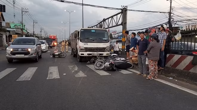 Thời điểm xảy ra tai nạn dòng xe máy đang băng ngang đường