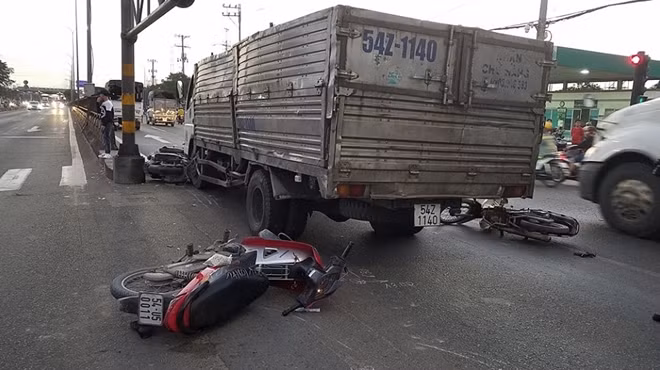Xe máy nằm la liệt trên đường.
