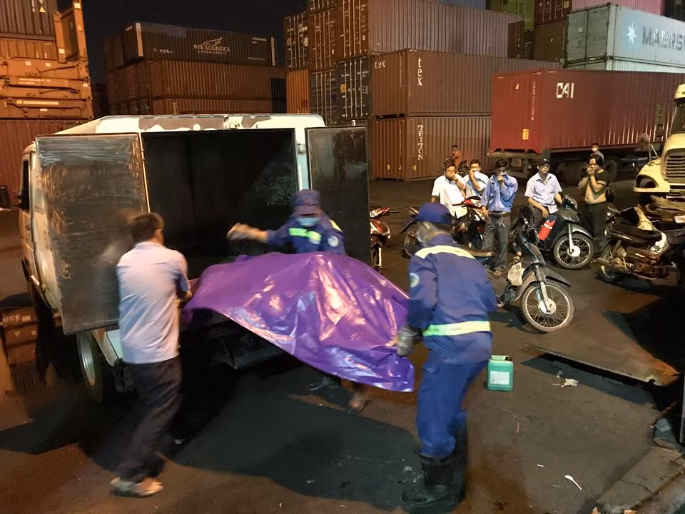Thi thể không quần áo trên sông Sài Gòn