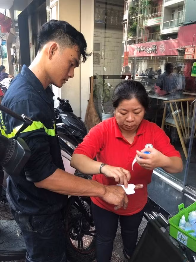Trong lúc chữa cháy một chiến sĩ bị thương nhẹ