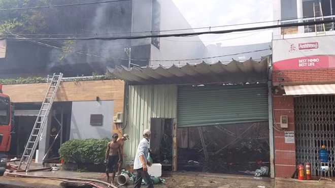 Khoảng 1.000m2 của 2 công ty bị cháy