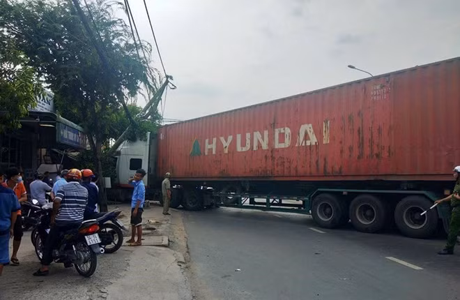 Chiếc xe chắn toàn bộ chiều rộng của tỉnh lộ 8