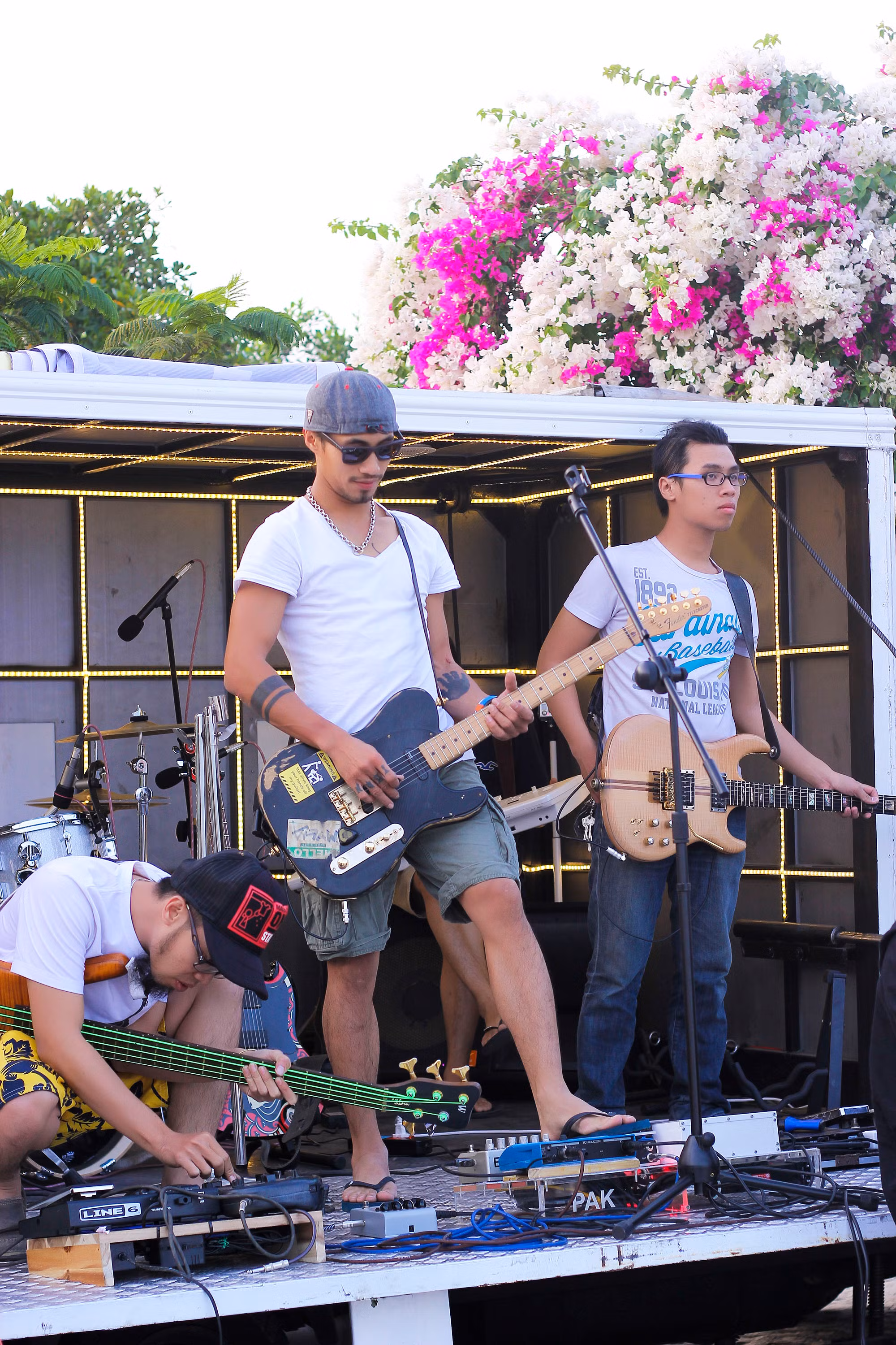 Có thể nói, "Phượt" show cho thấy một phong cách âm nhạc ổn định và hoàn thiện của Phạm Anh Khoa. Ở đó, Khoa không cố tình hầm hố như một rocker, anh mạnh mẽ nhưng vô cùng uyển chuyển để tạo ra một phong cách rock của riêng mình. Âm nhạc của Khoa gắn liền với mạch nguồn âm nhạc dân gian và tạo ra được những điểm nhấn thú vị không trộn lẫn.