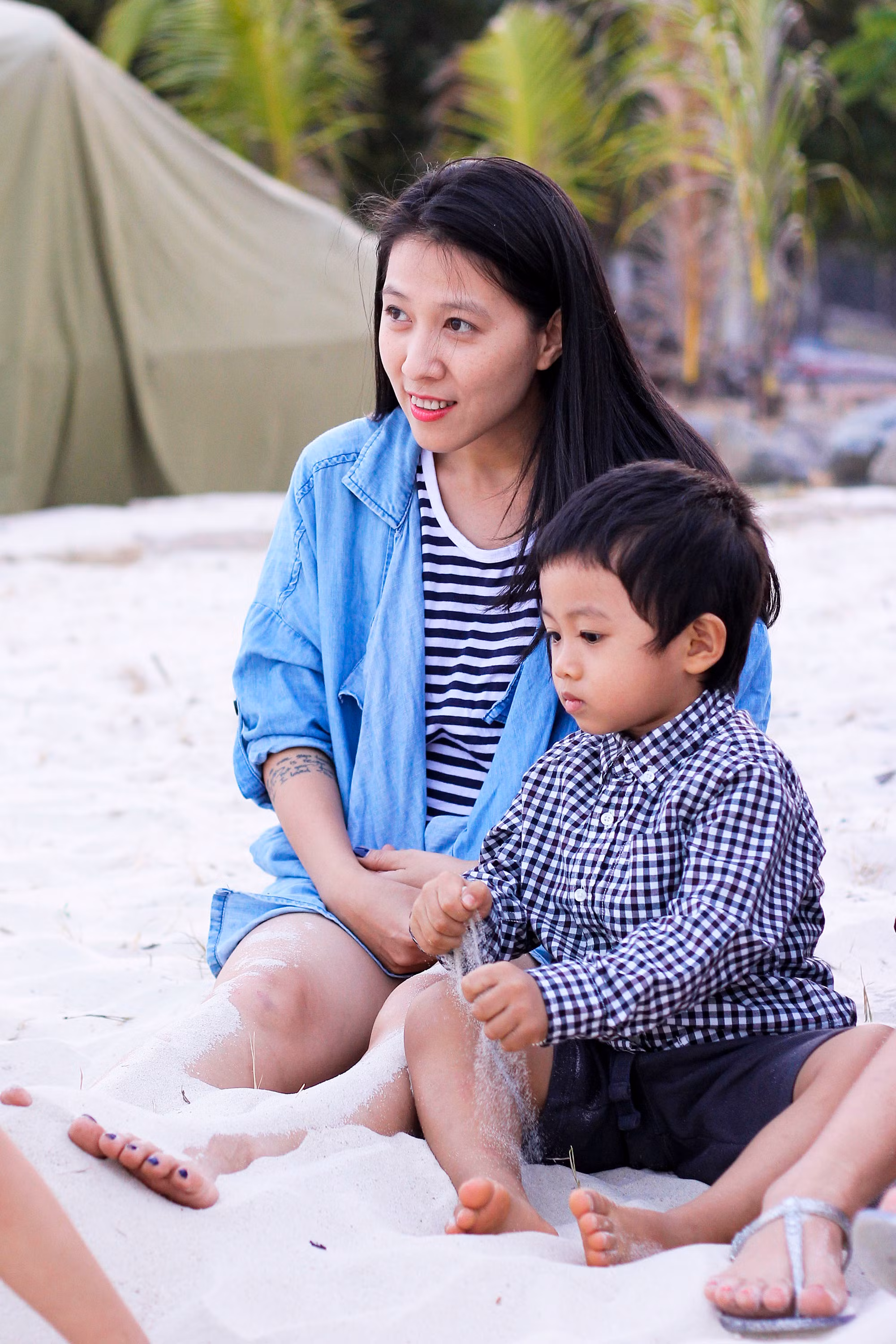Thùy Trang tâm sự, chị luôn dành cho chồng những khoảng không gian riêng tư. Chị chấp nhận những lúc khó chiều vì cái tôi nghệ sỹ của chồng, nhưng chị cũng nhận ra người đàn ông này thuộc về gia đình.