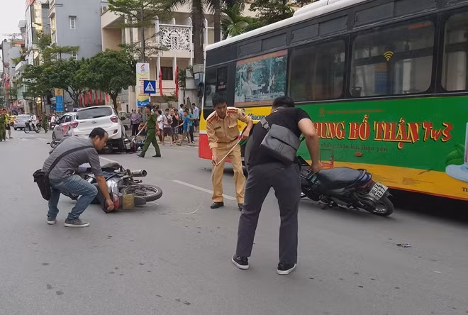 Lực lượng Công an khám nghiệm hiện trường