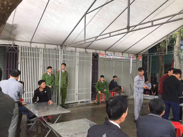 Lực lượng Công an khám nghiệm hiện trường vụ án.