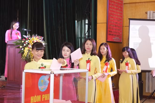Các đại biểu bỏ phiếu bầu BCH Hội Phụ nữ Bộ Tư lệnh CSCĐ nhiệm kỳ 2016-2021