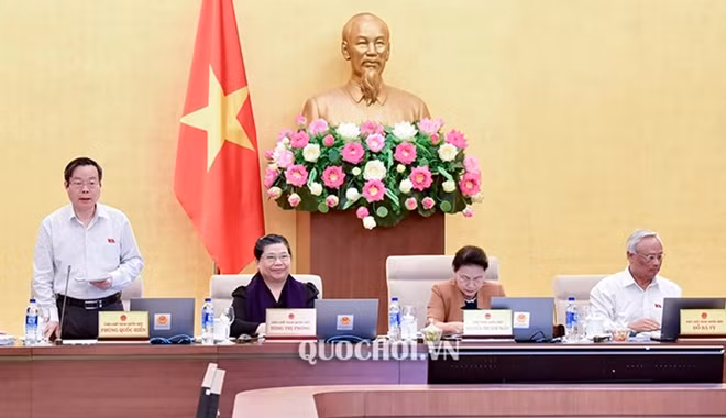 Phó Chủ tịch Quốc hội Phùng Quốc Hiển điều hành phiên thảo luận