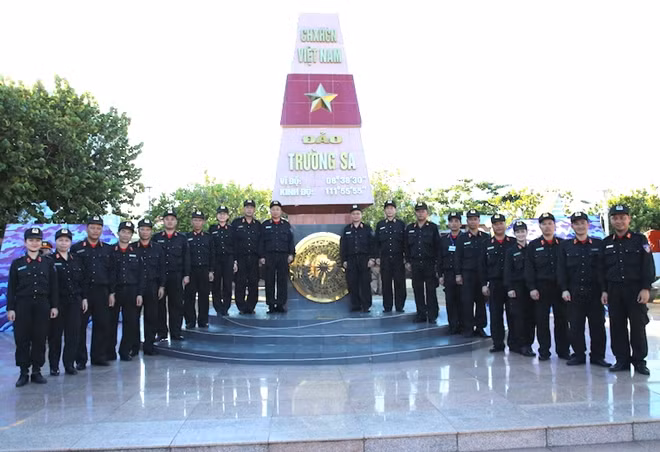 Đoàn công tác Bộ Tư lệnh CSCĐ tại cột mốc chủ quyền trên quần đảo Trường Sa