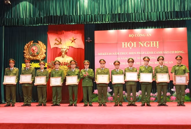 Tư lệnh CSCĐ Phạm Quốc Cương tặng Giấy khen cho các tập thể xuất sắc