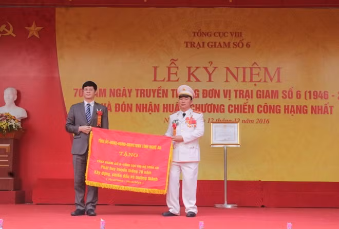 Phó Chủ tịch Thường trực UBND tỉnh Nghệ An Lê Xuân Đại trao Trướng của Tỉnh ủy – HĐND – UBND – UBMTTQ Việt Nam tỉnh Nghệ An tặng Trại giam Số 6.