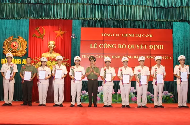 Thiếu tướng Nguyễn Văn Sơn, Phó Tổng cục trưởng Tổng cục Chính trị CAND trao Quyết định cho các đồng chí được thăng cấp bậc hàm, nâng bậc lương.