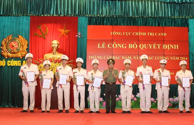 Thiếu tướng Mai Văn Hà, Phó Tổng cục trưởng Tổng cục Chính trị CAND trao Quyết định cho các đồng chí được thăng cấp bậc hàm, nâng bậc lương.