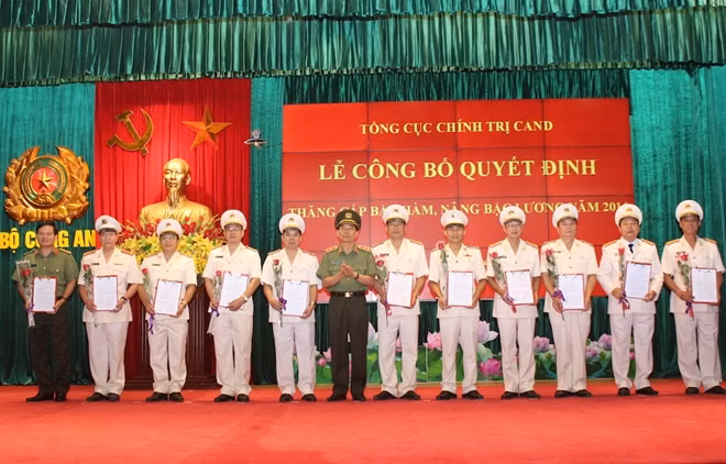 Trung tướng Trần Bá Thiều, Tổng cục trưởng Tổng cục Chính trị CAND trao Quyết định cho các đồng chí được thăng cấp bậc hàm, nâng bậc lương.
