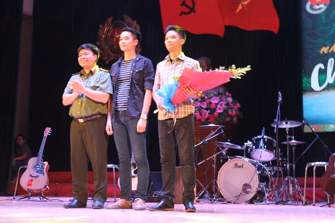 Thượng úy Dương Xuân Khiêm, Bí thư Đoàn Thanh niên Học viện ANND chúc mừng các đơn vị tham gia đêm văn nghệ